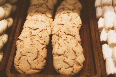 Bir grup çeşit kurabiye. Çikolata parçacıklı, yulaflı, kuru üzümlü, beyaz çikolatalı.