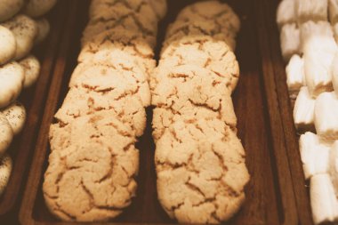 Bir grup çeşit kurabiye. Çikolata parçacıklı, yulaflı, kuru üzümlü, beyaz çikolatalı.