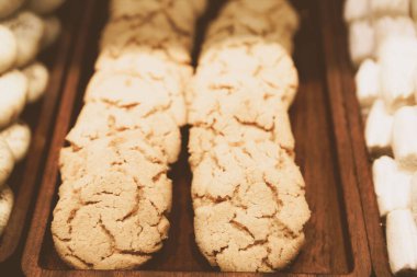 Bir grup çeşit kurabiye. Çikolata parçacıklı, yulaflı, kuru üzümlü, beyaz çikolatalı.