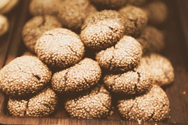 Bir grup çeşit kurabiye. Çikolata parçacıklı, yulaflı, kuru üzümlü, beyaz çikolatalı.