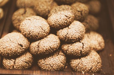 Bir grup çeşit kurabiye. Çikolata parçacıklı, yulaflı, kuru üzümlü, beyaz çikolatalı.