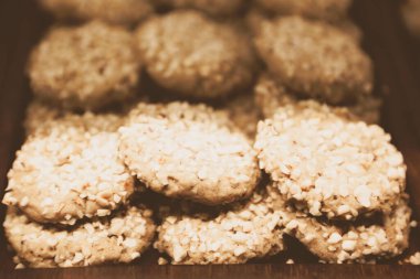 Bir grup çeşit kurabiye. Çikolata parçacıklı, yulaflı, kuru üzümlü, beyaz çikolatalı.