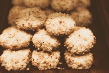 Bir grup çeşit kurabiye. Çikolata parçacıklı, yulaflı, kuru üzümlü, beyaz çikolatalı.