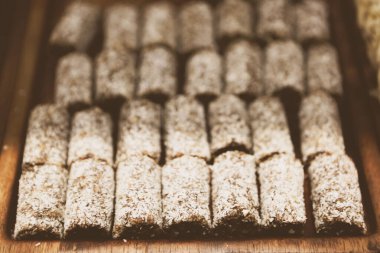 Bir grup çeşit kurabiye. Çikolata parçacıklı, yulaflı, kuru üzümlü, beyaz çikolatalı.