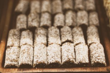 Bir grup çeşit kurabiye. Çikolata parçacıklı, yulaflı, kuru üzümlü, beyaz çikolatalı.