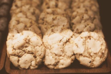 Bir grup çeşit kurabiye. Çikolata parçacıklı, yulaflı, kuru üzümlü, beyaz çikolatalı.