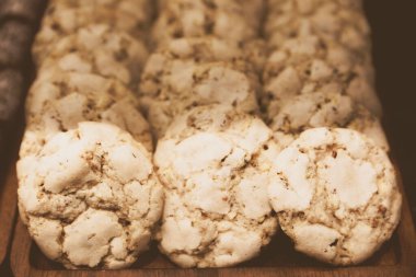 Bir grup çeşit kurabiye. Çikolata parçacıklı, yulaflı, kuru üzümlü, beyaz çikolatalı.