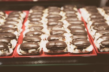 Bir grup çeşit kurabiye. Çikolata parçacıklı, yulaflı, kuru üzümlü, beyaz çikolatalı.