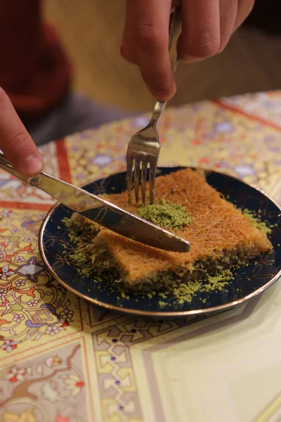 Geleneksel hindistancevizli tatlı baklavası. Ev yapımı fındıklı ve ballı baklava..