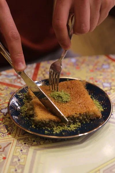 Geleneksel hindistancevizli tatlı baklavası. Ev yapımı fındıklı ve ballı baklava..