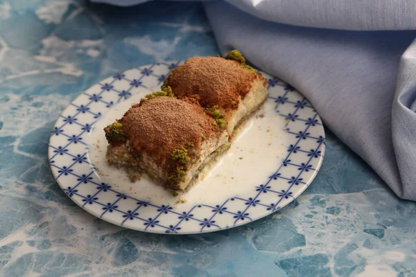 Geleneksel hindistancevizli tatlı baklavası. Ev yapımı fındıklı ve ballı baklava..