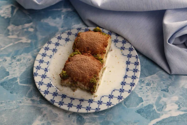 Geleneksel hindistancevizli tatlı baklavası. Ev yapımı fındıklı ve ballı baklava..