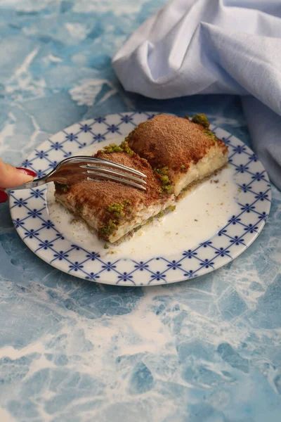 Geleneksel hindistancevizli tatlı baklavası. Ev yapımı fındıklı ve ballı baklava..