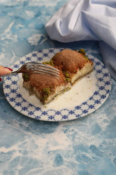 Geleneksel hindistancevizli tatlı baklavası. Ev yapımı fındıklı ve ballı baklava..
