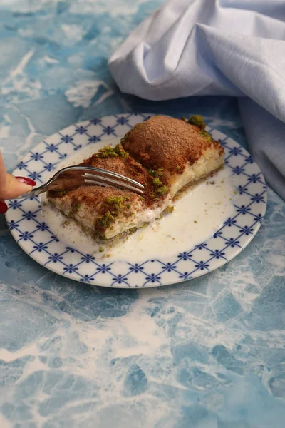 Geleneksel hindistancevizli tatlı baklavası. Ev yapımı fındıklı ve ballı baklava..