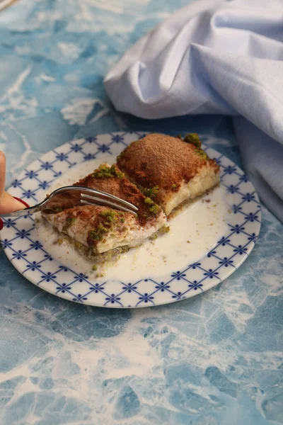 Geleneksel hindistancevizli tatlı baklavası. Ev yapımı fındıklı ve ballı baklava..