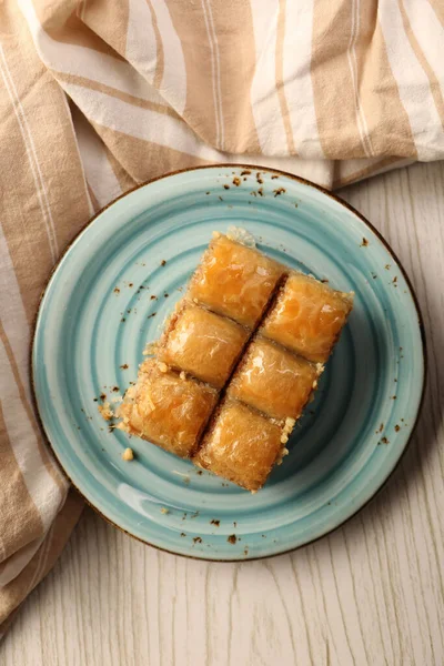 Geleneksel hindistancevizli tatlı baklavası. Ev yapımı fındıklı ve ballı baklava..