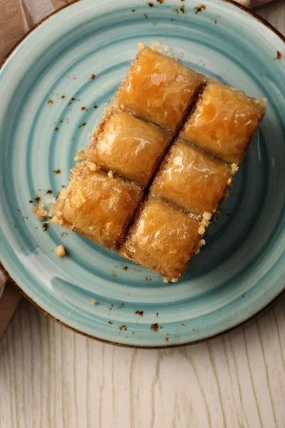 Geleneksel hindistancevizli tatlı baklavası. Ev yapımı fındıklı ve ballı baklava..