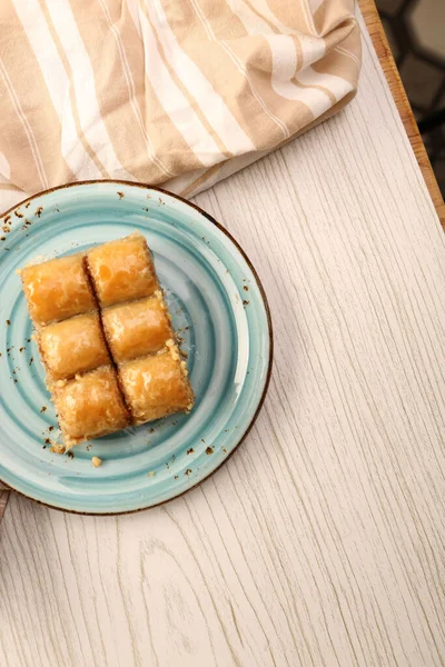 Geleneksel hindistancevizli tatlı baklavası. Ev yapımı fındıklı ve ballı baklava..