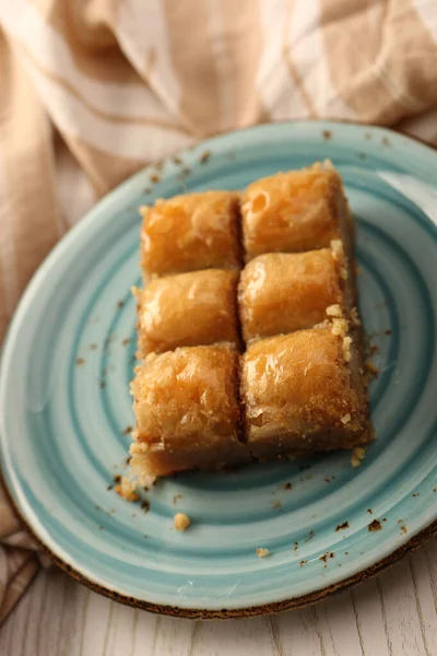 Geleneksel hindistancevizli tatlı baklavası. Ev yapımı fındıklı ve ballı baklava..