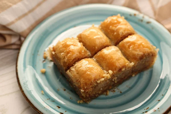 Geleneksel hindistancevizli tatlı baklavası. Ev yapımı fındıklı ve ballı baklava..