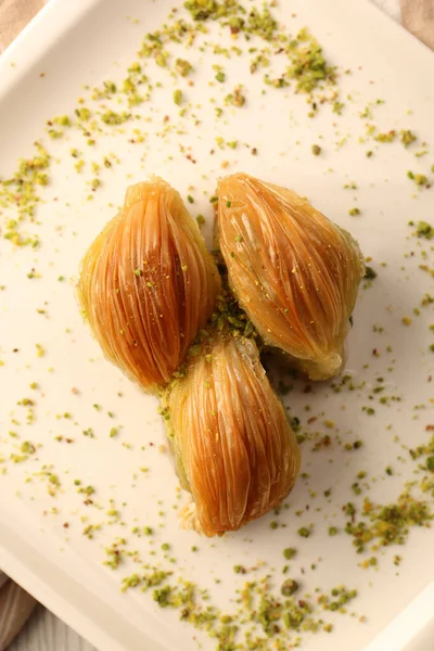 Geleneksel hindistancevizli tatlı baklavası. Ev yapımı fındıklı ve ballı baklava..