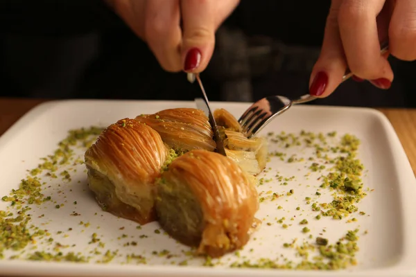 Geleneksel hindistancevizli tatlı baklavası. Ev yapımı fındıklı ve ballı baklava..