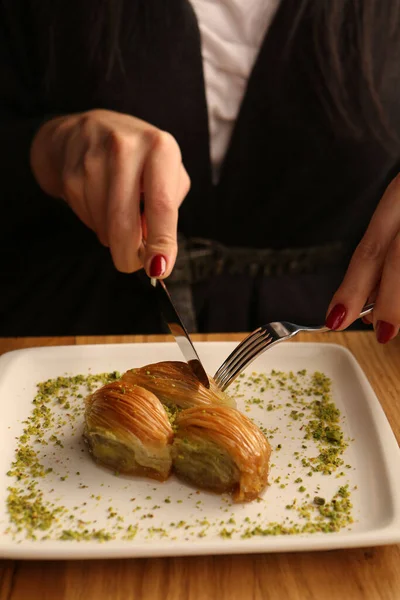 Geleneksel hindistancevizli tatlı baklavası. Ev yapımı fındıklı ve ballı baklava..