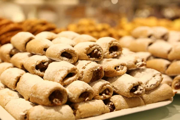 Bir grup çeşit kurabiye. Çikolata parçacıklı, yulaflı, kuru üzümlü, beyaz çikolatalı.