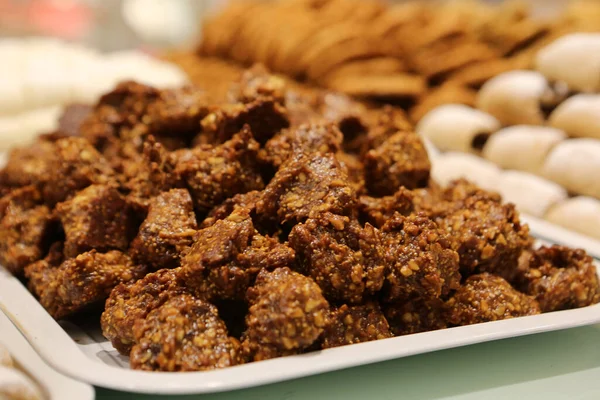 Bir grup çeşit kurabiye. Çikolata parçacıklı, yulaflı, kuru üzümlü, beyaz çikolatalı.