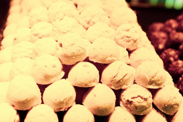 Bir grup çeşit kurabiye. Çikolata parçacıklı, yulaflı, kuru üzümlü, beyaz çikolatalı.