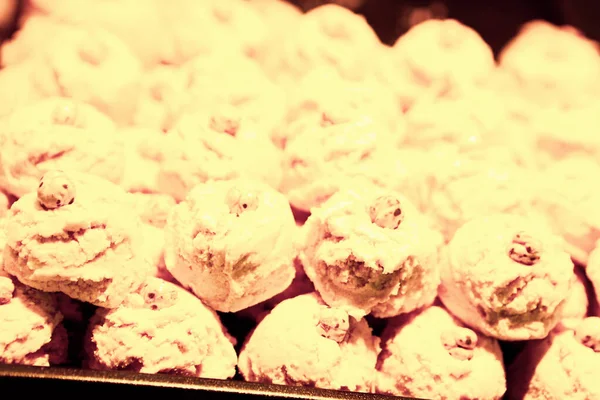 Bir grup çeşit kurabiye. Çikolata parçacıklı, yulaflı, kuru üzümlü, beyaz çikolatalı.