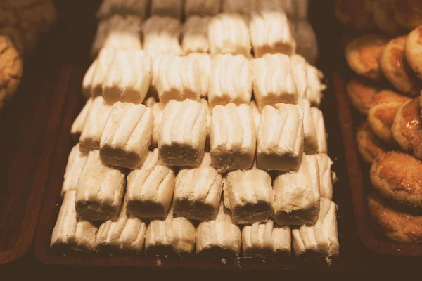 Bir grup çeşit kurabiye. Çikolata parçacıklı, yulaflı, kuru üzümlü, beyaz çikolatalı.