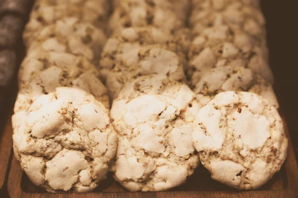 Bir grup çeşit kurabiye. Çikolata parçacıklı, yulaflı, kuru üzümlü, beyaz çikolatalı.