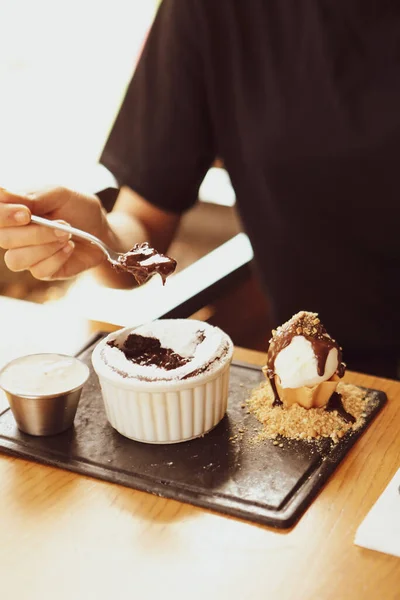 アイスクリームとチョコレートのスフレ — ストック写真