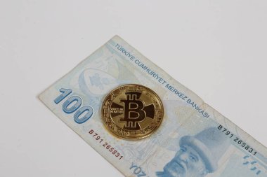 Türk lira banknotları ve bitcoin paraları
