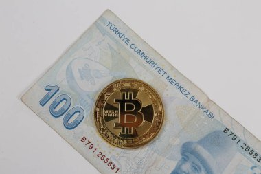 Türk lira banknotları ve bitcoin paraları