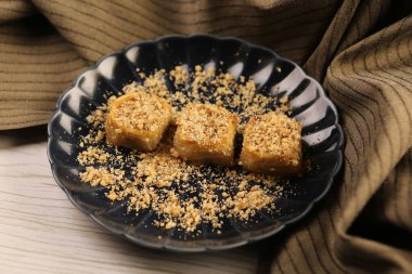 Geleneksel hindistancevizli tatlı baklavası. Ev yapımı fındıklı ve ballı baklava..