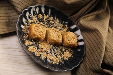 Geleneksel hindistancevizli tatlı baklavası. Ev yapımı fındıklı ve ballı baklava..