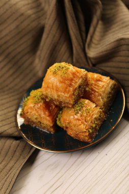 Geleneksel hindistancevizli tatlı baklavası. Ev yapımı fındıklı ve ballı baklava..