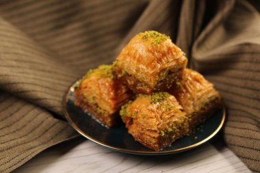 Geleneksel hindistancevizli tatlı baklavası. Ev yapımı fındıklı ve ballı baklava..