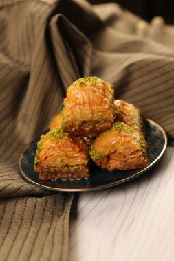 Geleneksel hindistancevizli tatlı baklavası. Ev yapımı fındıklı ve ballı baklava..