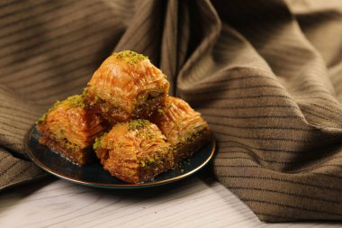 Geleneksel hindistancevizli tatlı baklavası. Ev yapımı fındıklı ve ballı baklava..