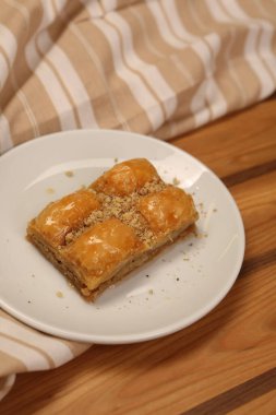 Geleneksel hindistancevizli tatlı baklavası. Ev yapımı fındıklı ve ballı baklava..
