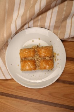 Geleneksel hindistancevizli tatlı baklavası. Ev yapımı fındıklı ve ballı baklava..