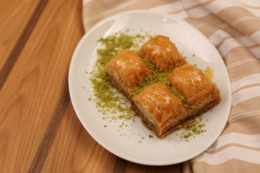 Geleneksel hindistancevizli tatlı baklavası. Ev yapımı fındıklı ve ballı baklava..