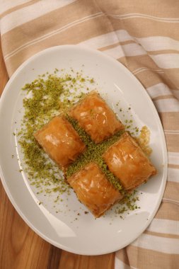 Geleneksel hindistancevizli tatlı baklavası. Ev yapımı fındıklı ve ballı baklava..