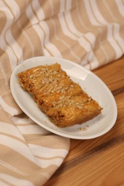 Geleneksel hindistancevizli tatlı baklavası. Ev yapımı fındıklı ve ballı baklava..