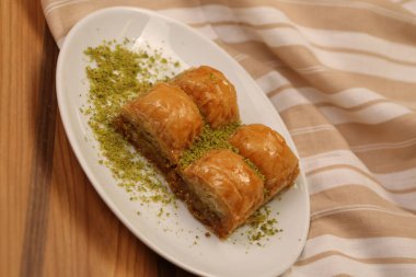 Geleneksel hindistancevizli tatlı baklavası. Ev yapımı fındıklı ve ballı baklava..