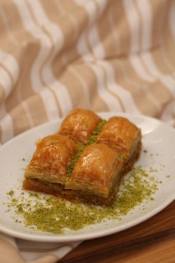 Geleneksel hindistancevizli tatlı baklavası. Ev yapımı fındıklı ve ballı baklava..